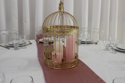 Salle de bain avec lavabo, miroir, urinoir et carrelage blanc et bleu, éclairée par une lumière naturelle.