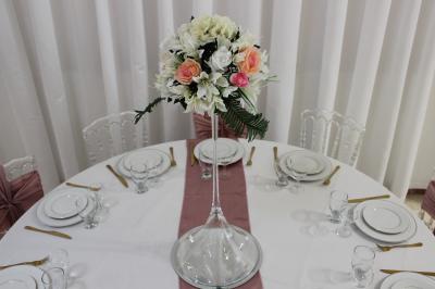 Salle de bain avec lavabo, miroir, urinoir et carrelage blanc et bleu, éclairée par une lumière naturelle.