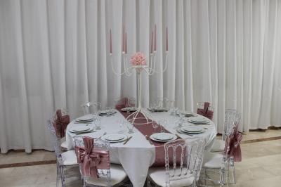 Salle de bain avec lavabo, miroir, urinoir et carrelage blanc et bleu, éclairée par une lumière naturelle.