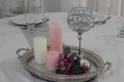 Salle de bain avec lavabo, miroir, urinoir et carrelage blanc et bleu, éclairée par une lumière naturelle.