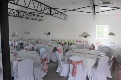 Salle de bain avec lavabo, miroir, urinoir et carrelage blanc et bleu, éclairée par une lumière naturelle.