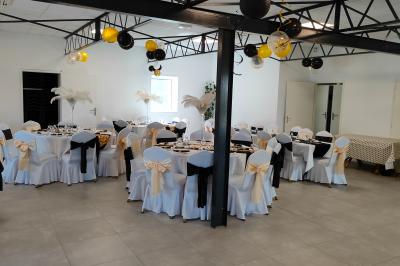 Salle de bain avec lavabo, miroir, urinoir et carrelage blanc et bleu, éclairée par une lumière naturelle.