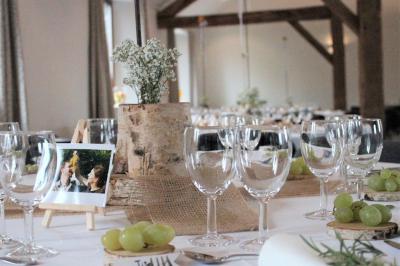 Vue aérienne d'un complexe avec plusieurs bâtiments, un jardin central, un parking et des zones identifiées par des noms.