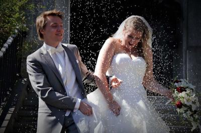 Vue aérienne d'un complexe avec plusieurs bâtiments, un jardin central, un parking et des zones identifiées par des noms.