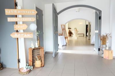 Vue aérienne d'un complexe avec plusieurs bâtiments, un jardin central, un parking et des zones identifiées par des noms.