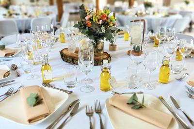 Vue aérienne d'un complexe avec plusieurs bâtiments, un jardin central, un parking et des zones identifiées par des noms.