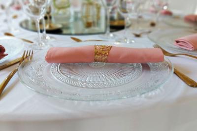 Vue aérienne d'un complexe avec plusieurs bâtiments, un jardin central, un parking et des zones identifiées par des noms.