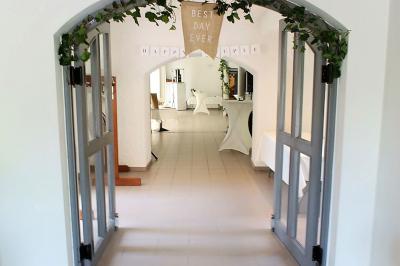 Vue aérienne d'un complexe avec plusieurs bâtiments, un jardin central, un parking et des zones identifiées par des noms.