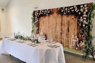 Vue aérienne d'un complexe avec plusieurs bâtiments, un jardin central, un parking et des zones identifiées par des noms.