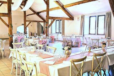 Vue aérienne d'un complexe avec plusieurs bâtiments, un jardin central, un parking et des zones identifiées par des noms.