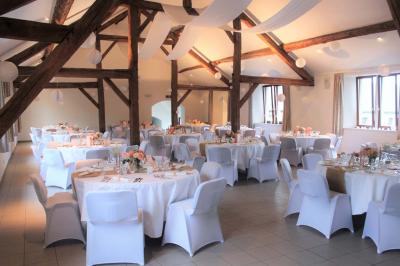 Vue aérienne d'un complexe avec plusieurs bâtiments, un jardin central, un parking et des zones identifiées par des noms.