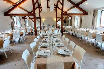 Vue aérienne d'un complexe avec plusieurs bâtiments, un jardin central, un parking et des zones identifiées par des noms.