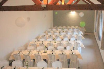 Vue aérienne d'un complexe avec plusieurs bâtiments, un jardin central, un parking et des zones identifiées par des noms.