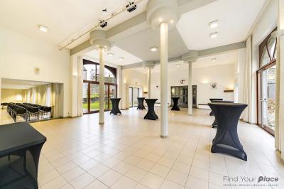 Plan du rez-de-chaussée avec trois salles numérotées et leurs dimensions indiquées en mètres carrés.