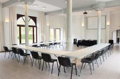 Plan du rez-de-chaussée avec trois salles numérotées et leurs dimensions indiquées en mètres carrés.