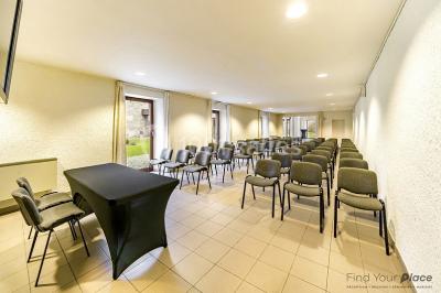 Plan du rez-de-chaussée avec trois salles numérotées et leurs dimensions indiquées en mètres carrés.