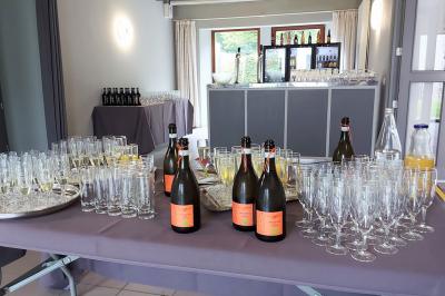 Plan du rez-de-chaussée avec trois salles numérotées et leurs dimensions indiquées en mètres carrés.