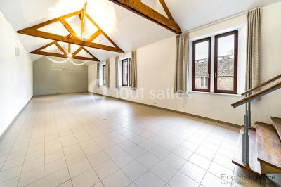 Plan du rez-de-chaussée avec trois salles numérotées et leurs dimensions indiquées en mètres carrés.