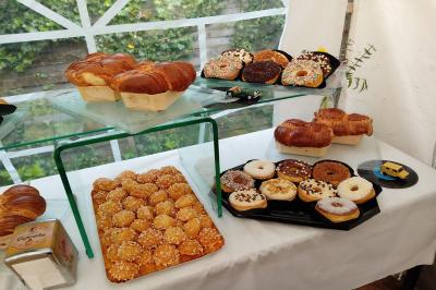 Pièce montée en forme d'anneaux entrelacés avec des figurines de mariés, entourée de bouteilles de champagne.