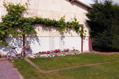 Pièce montée en forme d'anneaux entrelacés avec des figurines de mariés, entourée de bouteilles de champagne.