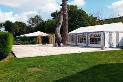 Pièce montée en forme d'anneaux entrelacés avec des figurines de mariés, entourée de bouteilles de champagne.