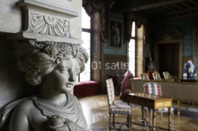 Peinture de mains et flèche blanche sur un tronc d'arbre dans un parc enneigé, avec des arbres en arrière-plan.
