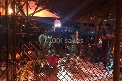 Peinture de mains et flèche blanche sur un tronc d'arbre dans un parc enneigé, avec des arbres en arrière-plan.