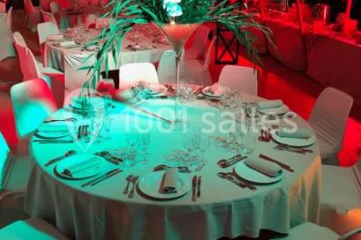 Peinture de mains et flèche blanche sur un tronc d'arbre dans un parc enneigé, avec des arbres en arrière-plan.