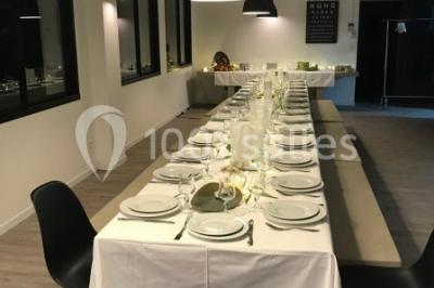 Quatre femmes pratiquant le yoga en posture de l'arbre sur des tapis colorés dans un espace extérieur herbeux.