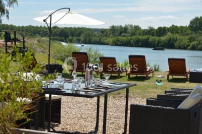Quatre femmes pratiquant le yoga en posture de l'arbre sur des tapis colorés dans un espace extérieur herbeux.