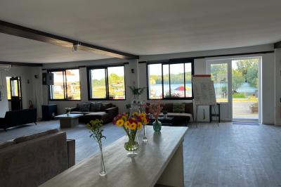 Quatre femmes pratiquant le yoga en posture de l'arbre sur des tapis colorés dans un espace extérieur herbeux.