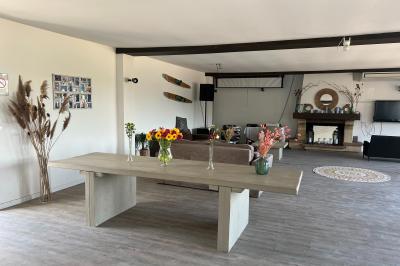 Quatre femmes pratiquant le yoga en posture de l'arbre sur des tapis colorés dans un espace extérieur herbeux.