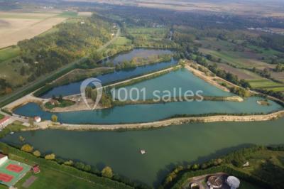 Des personnes en gilets de sauvetage et casques jaunes font du bouée tractée sur un plan d'eau.