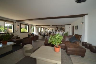 Des personnes en gilets de sauvetage et casques jaunes font du bouée tractée sur un plan d'eau.