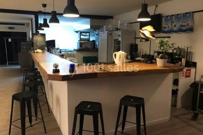 Des personnes en gilets de sauvetage et casques jaunes font du bouée tractée sur un plan d'eau.