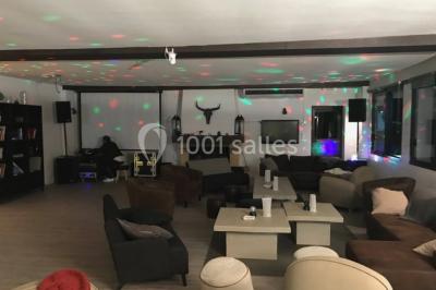 Des personnes en gilets de sauvetage et casques jaunes font du bouée tractée sur un plan d'eau.