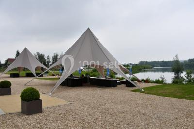 Des personnes en gilets de sauvetage et casques jaunes font du bouée tractée sur un plan d'eau.