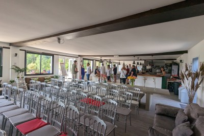 Des personnes en gilets de sauvetage et casques jaunes font du bouée tractée sur un plan d'eau.