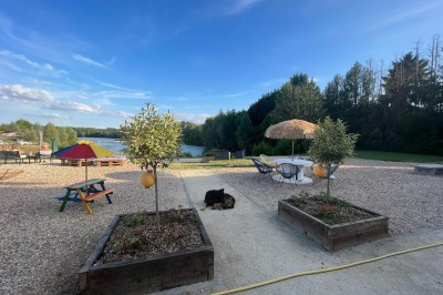 Des personnes en gilets de sauvetage et casques jaunes font du bouée tractée sur un plan d'eau.