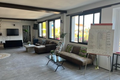 Des personnes en gilets de sauvetage et casques jaunes font du bouée tractée sur un plan d'eau.