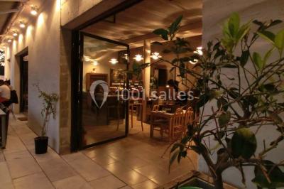 Bouteilles de vin blanc ’Hauts de L'Évêque 2018’ exposées sur un présentoir en bois dans une cave à vin.