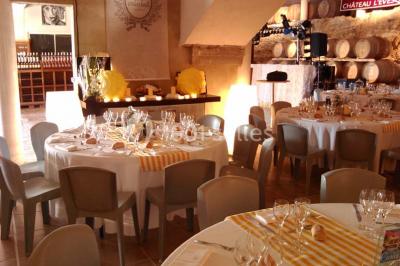 Bouteilles de vin blanc ’Hauts de L'Évêque 2018’ exposées sur un présentoir en bois dans une cave à vin.