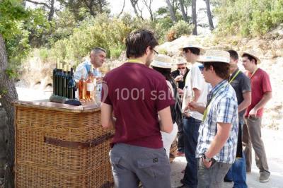 Bouteilles de vin blanc ’Hauts de L'Évêque 2018’ exposées sur un présentoir en bois dans une cave à vin.