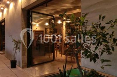 Bouteilles de vin blanc ’Hauts de L'Évêque 2018’ exposées sur un présentoir en bois dans une cave à vin.