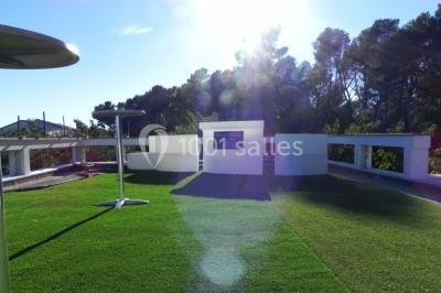 Bouteilles de vin blanc ’Hauts de L'Évêque 2018’ exposées sur un présentoir en bois dans une cave à vin.