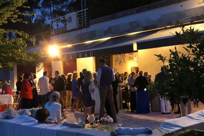 Bouteilles de vin blanc ’Hauts de L'Évêque 2018’ exposées sur un présentoir en bois dans une cave à vin.