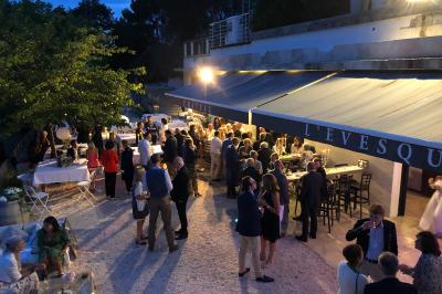 Bouteilles de vin blanc ’Hauts de L'Évêque 2018’ exposées sur un présentoir en bois dans une cave à vin.