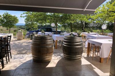 Bouteilles de vin blanc ’Hauts de L'Évêque 2018’ exposées sur un présentoir en bois dans une cave à vin.