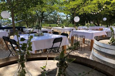 Bouteilles de vin blanc ’Hauts de L'Évêque 2018’ exposées sur un présentoir en bois dans une cave à vin.