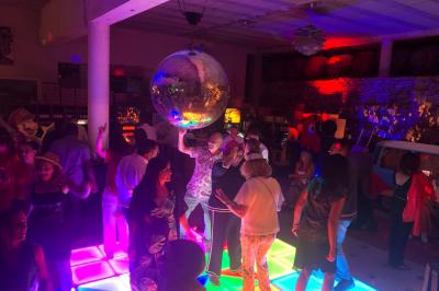 Bouteilles de vin blanc ’Hauts de L'Évêque 2018’ exposées sur un présentoir en bois dans une cave à vin.